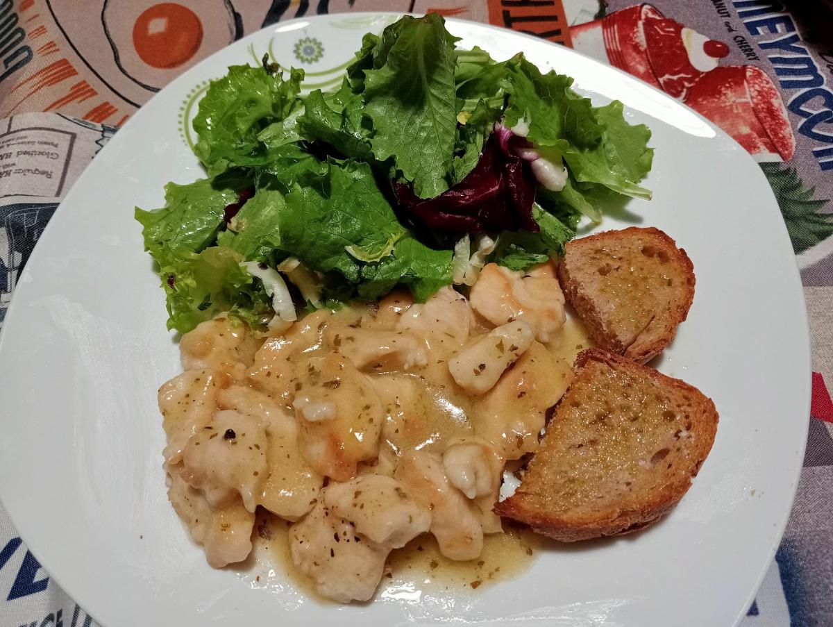 Lemon chicken strips with salad and fettunta