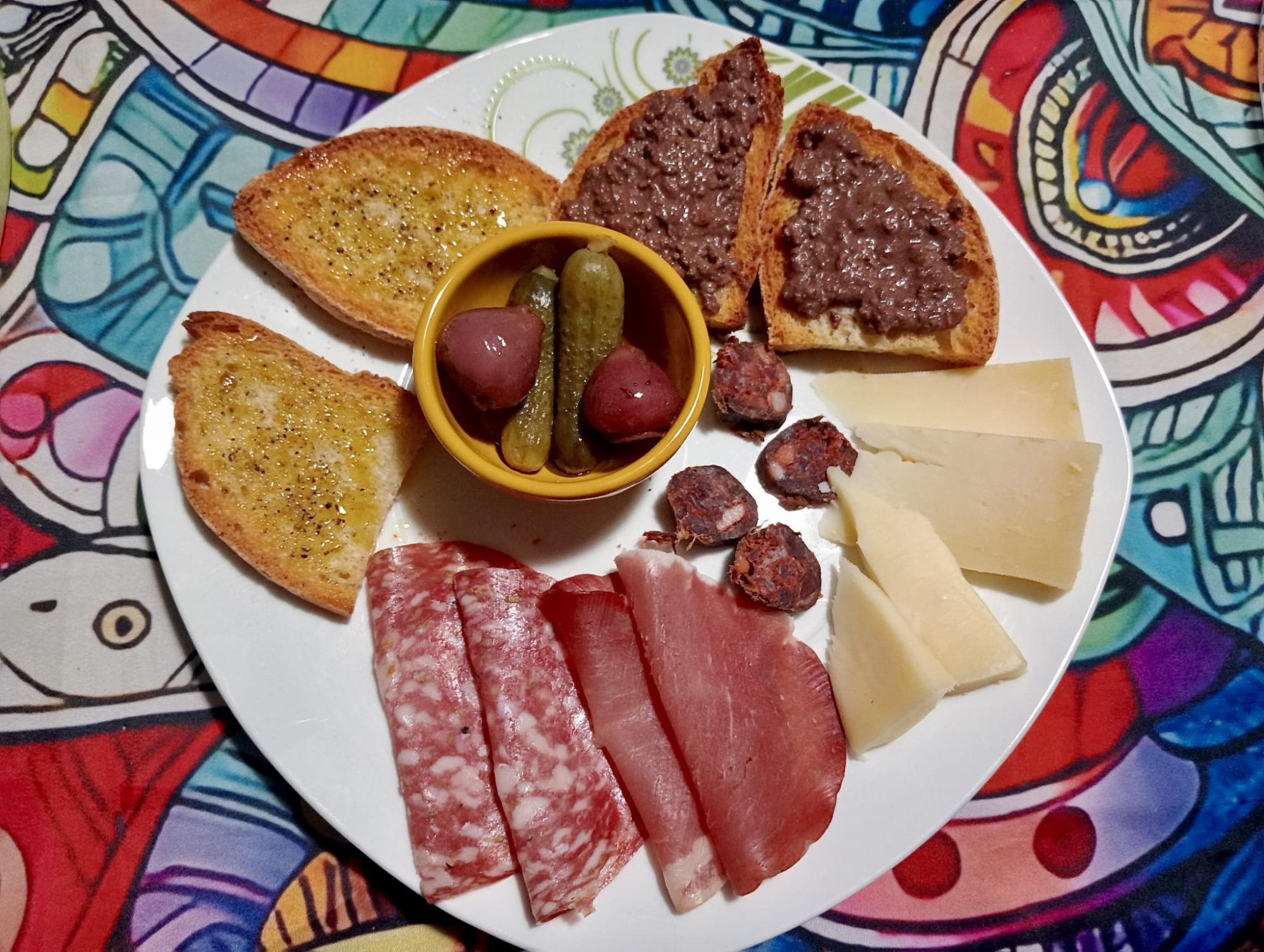 tagliere toscano con crostini di fegatino e fett'unta