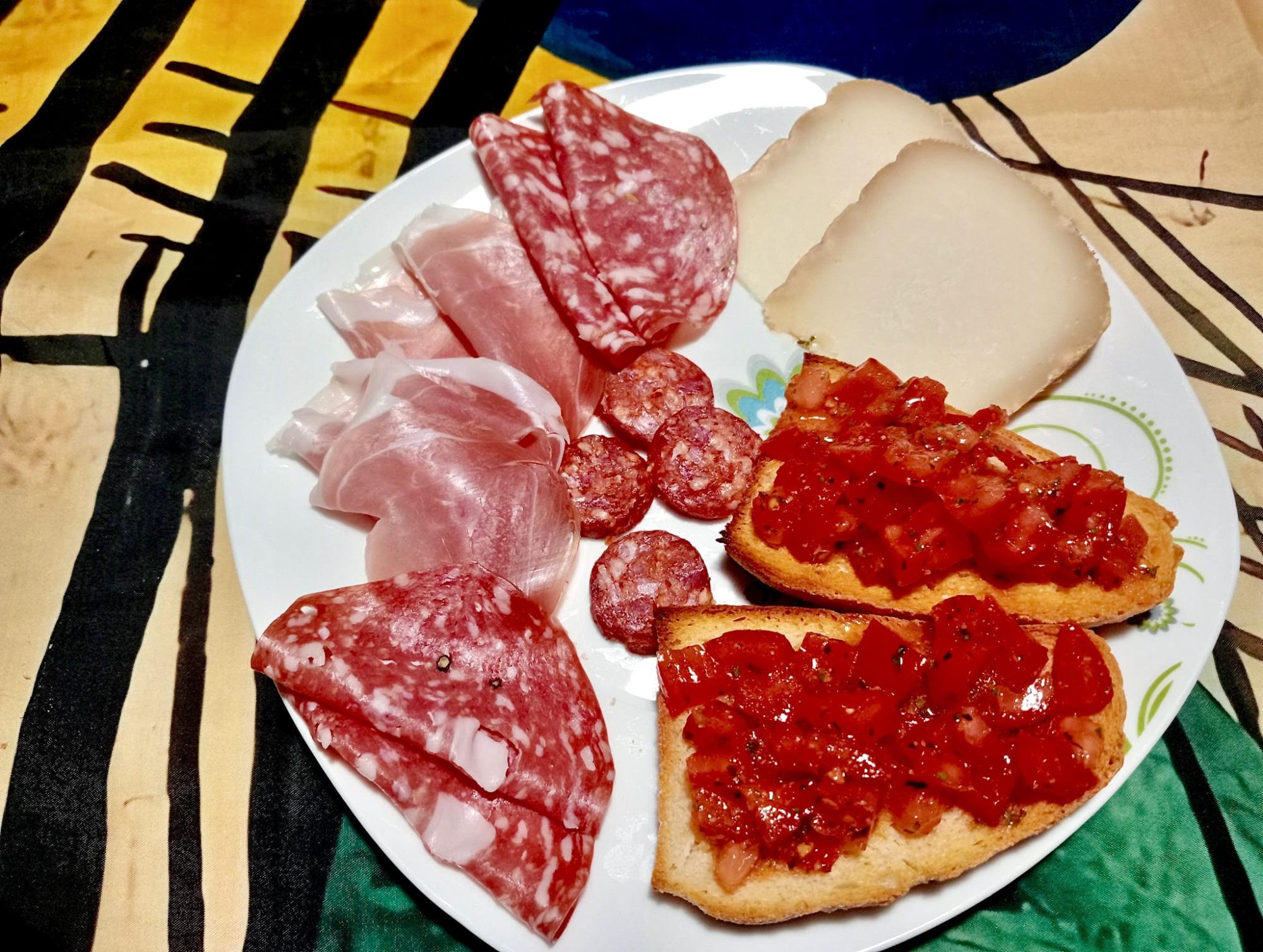 tagliere toscano con bruschetta e finocchiona