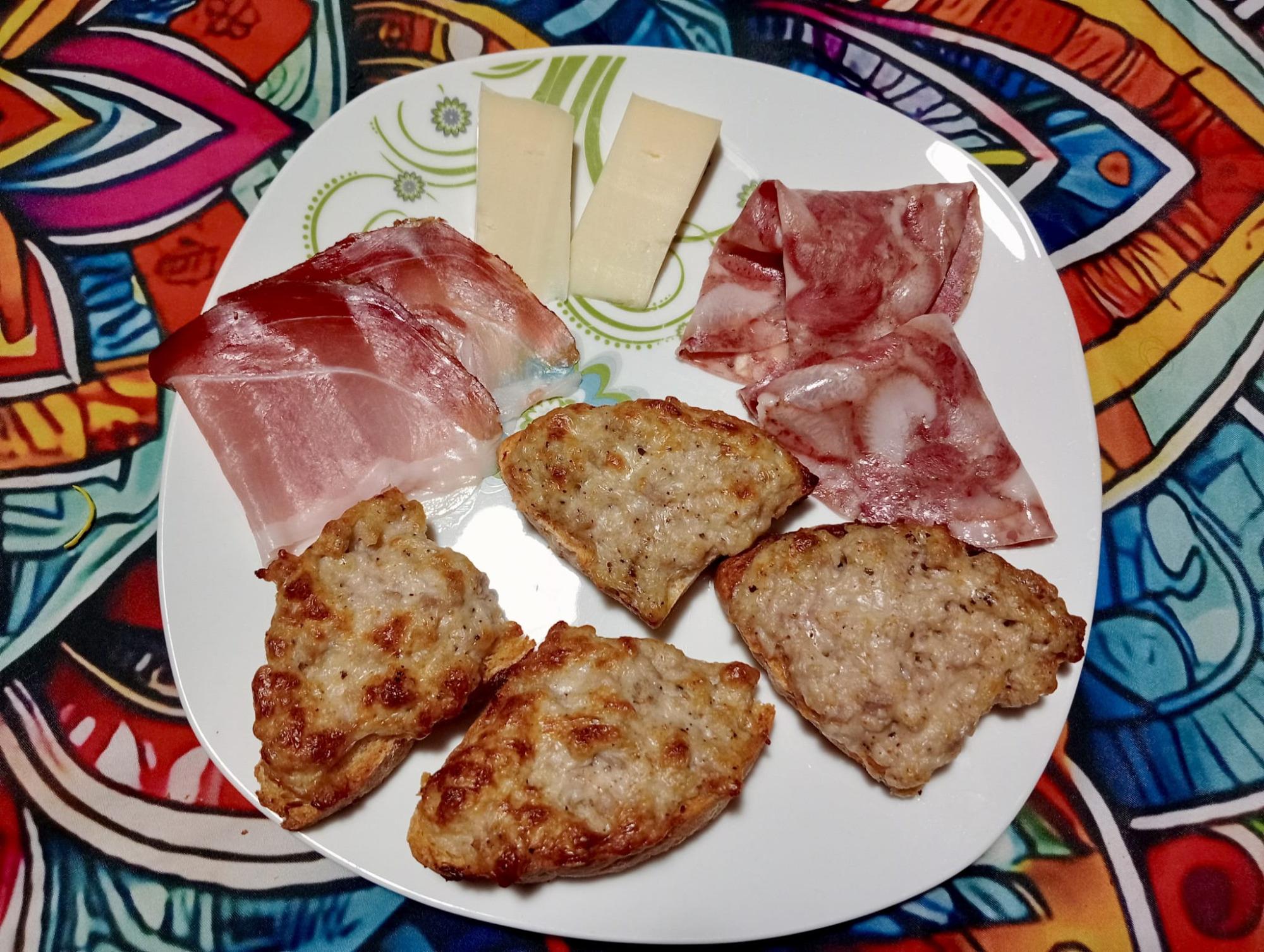 tagliere toscano con crostini di salsiccia e stracchino