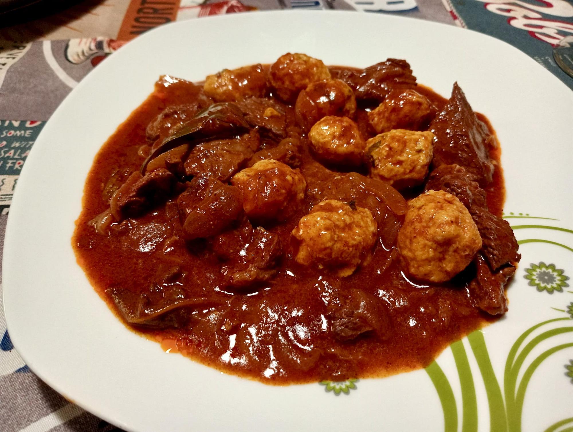 piatto fusion: goulash con pallotte cacio e ova