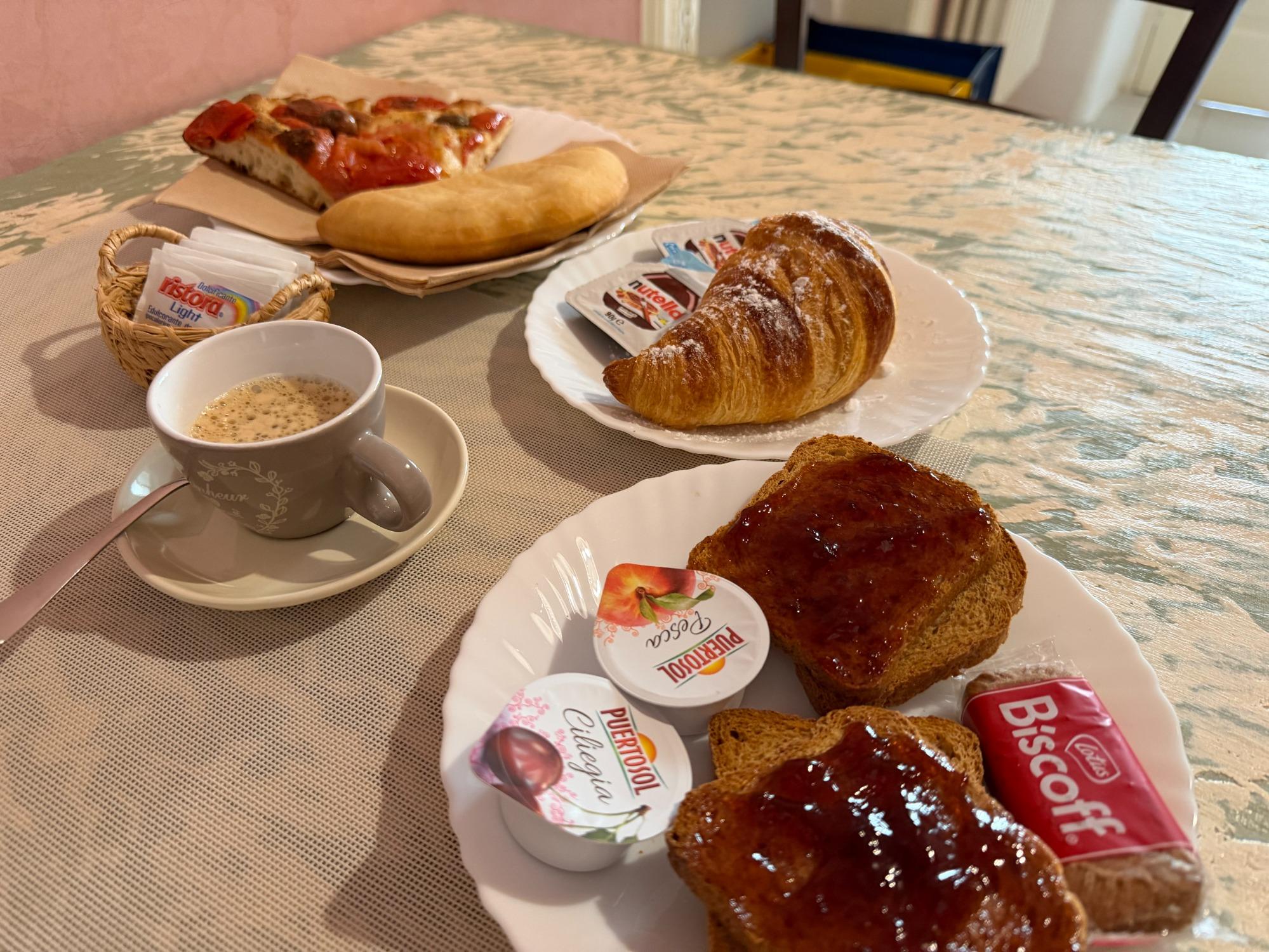 COLAZIONE SUPER PUGLIA  € 11,50 a persona / per person Colazione Plus + / Plus Breakfast Focaccia barese / Traditional Bari-style focaccia Panzerotto