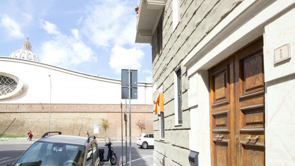 Building's door, Vatican's Wall, Audience hall e dome of St. Peter