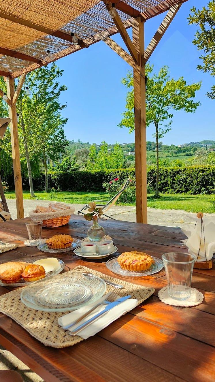 Breakfast with local products and the view on the hills