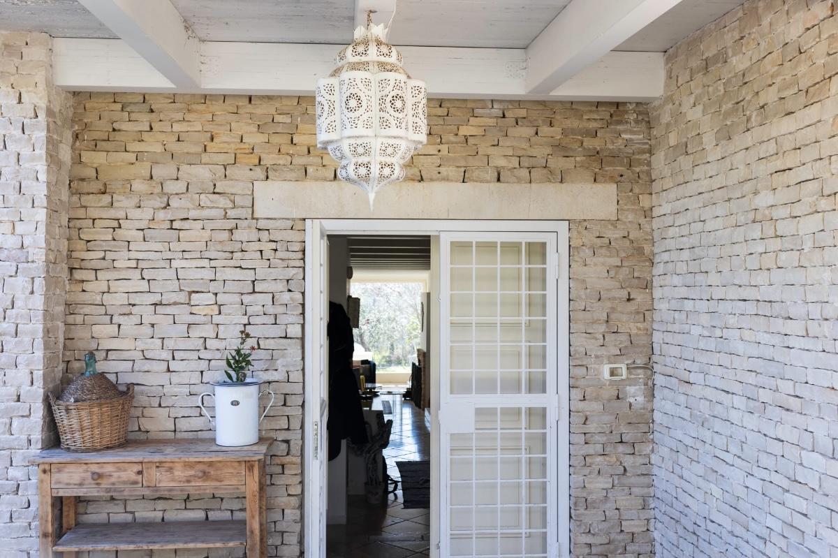 Entrata villa dal cancello principale.