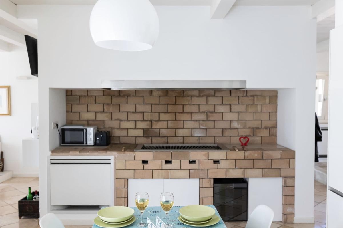 Barbecue interno con cappa di aspirazione annesso alla cucina.