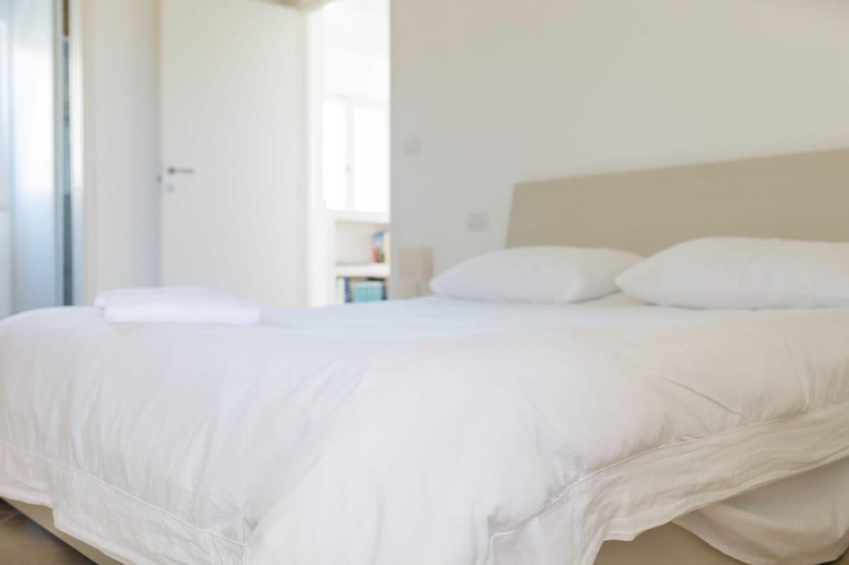 Camera Patronale con accesso ad ampio terrazzo e bagno privato.