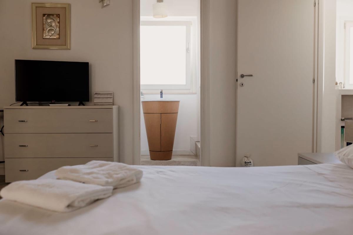 Camera Patronale con accesso ad ampio terrazzo e bagno privato.