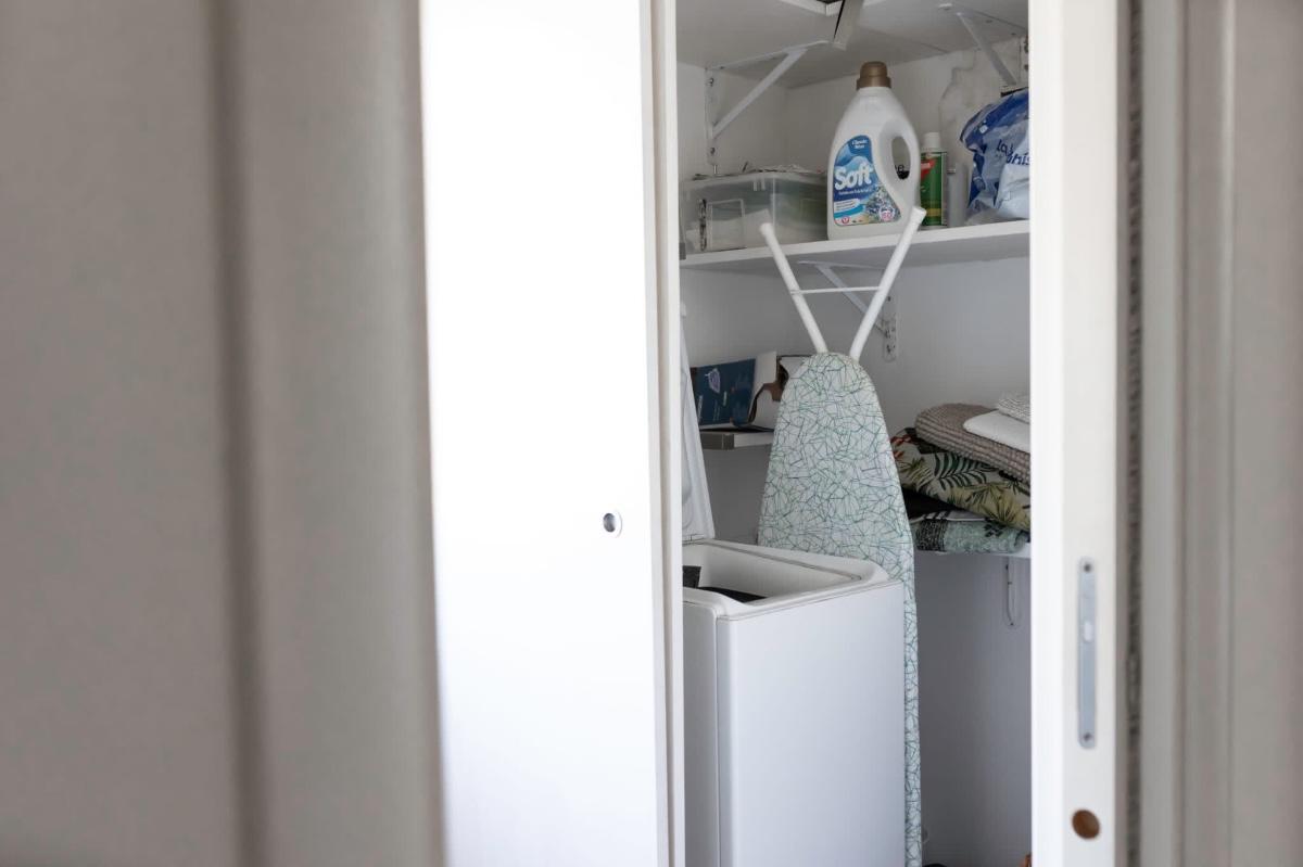 Lavanderia nascosta con porta scorrevole.