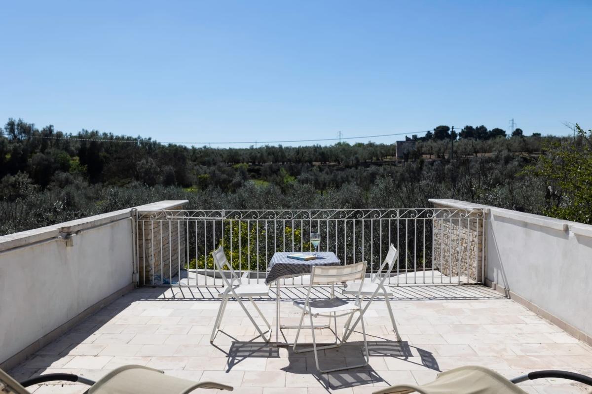 Terrazza esterna primo piano con splendida vista sulla Lama Cupa.