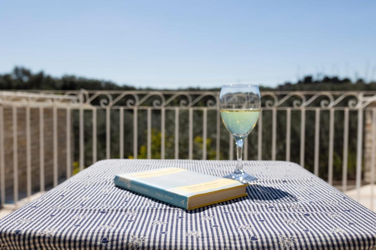 Terrazza esterna primo piano con splendida vista sulla Lama Cupa.