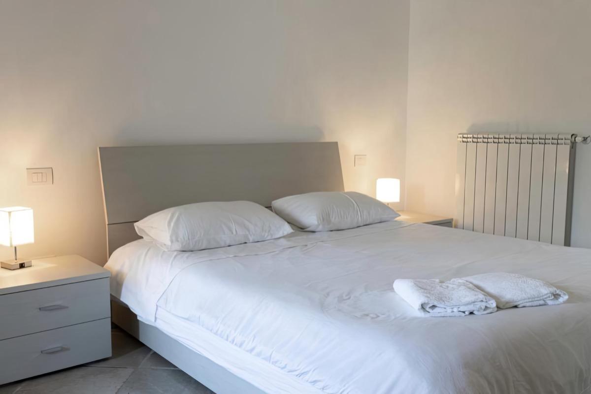 Camera Patronale con accesso ad ampio terrazzo e bagno privato.