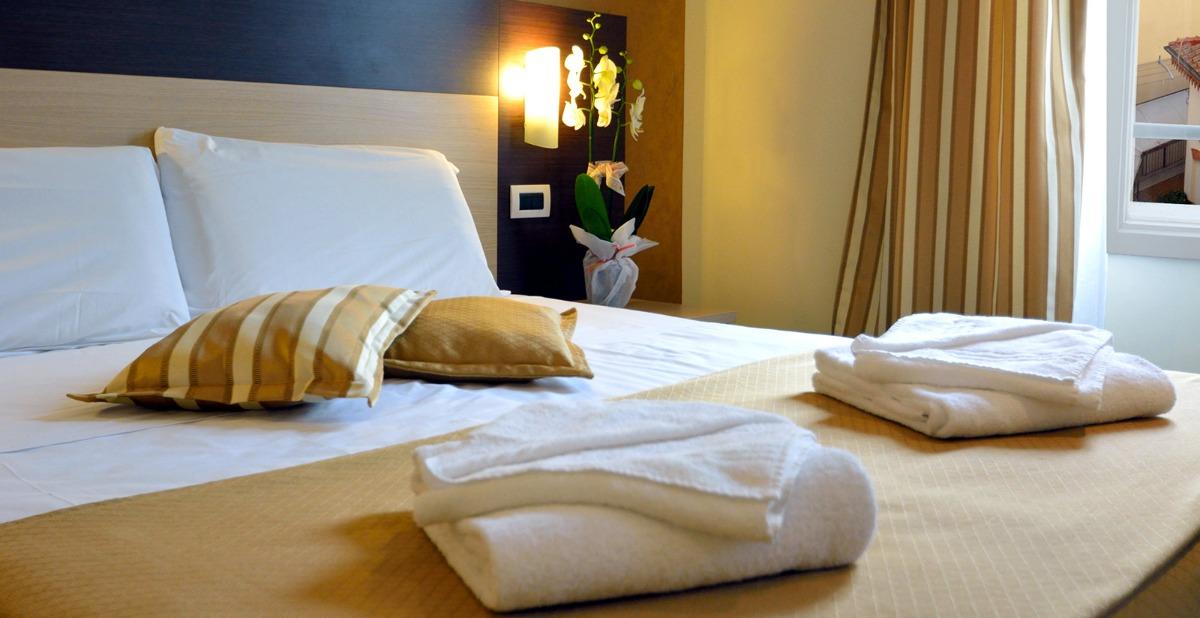 Camera del B&b Marbò Florence colore oro