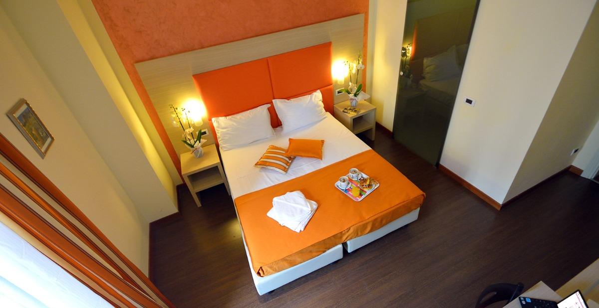 Camera del B&b Marbò Florence colore arancione