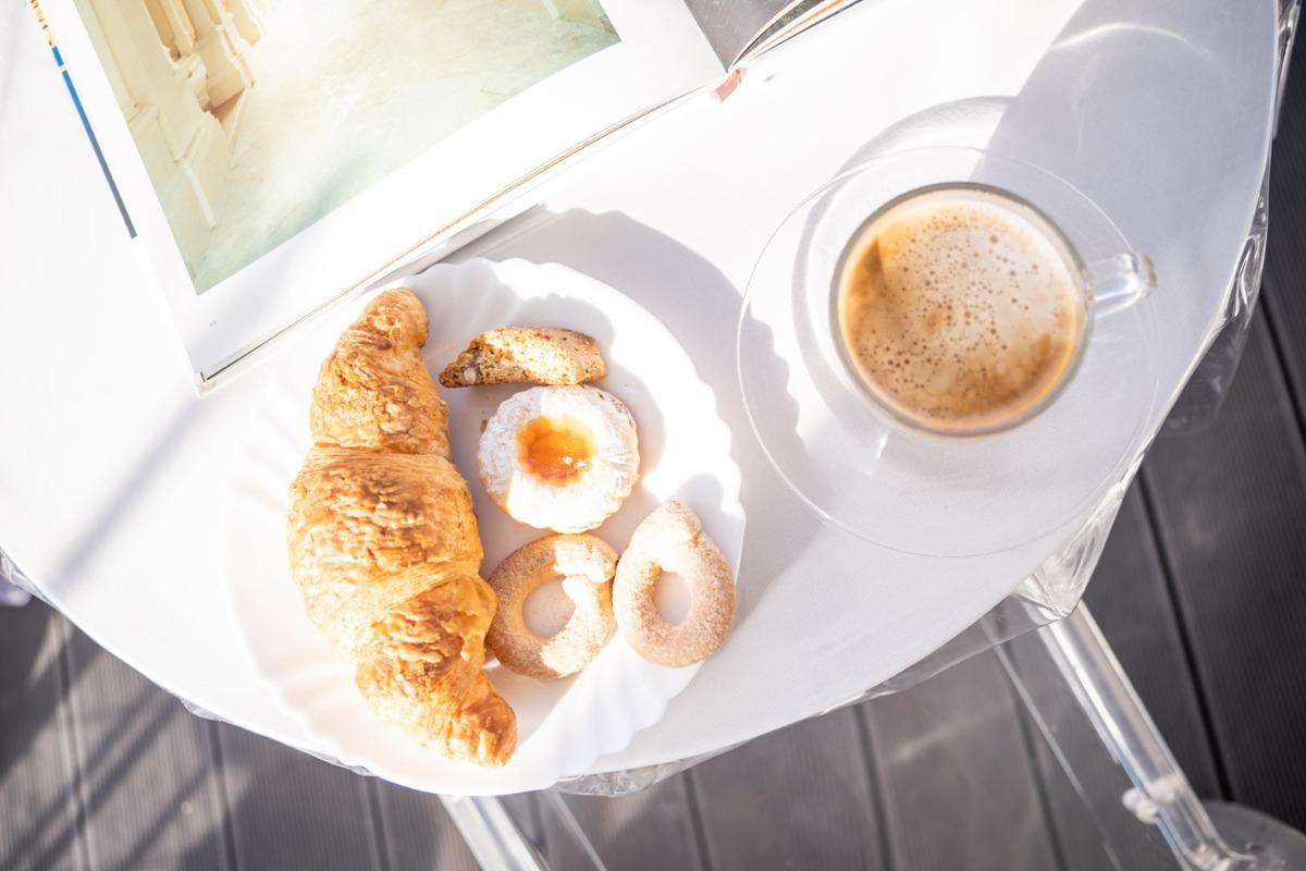 La colazione di OK HOME PESCARA ROOMS