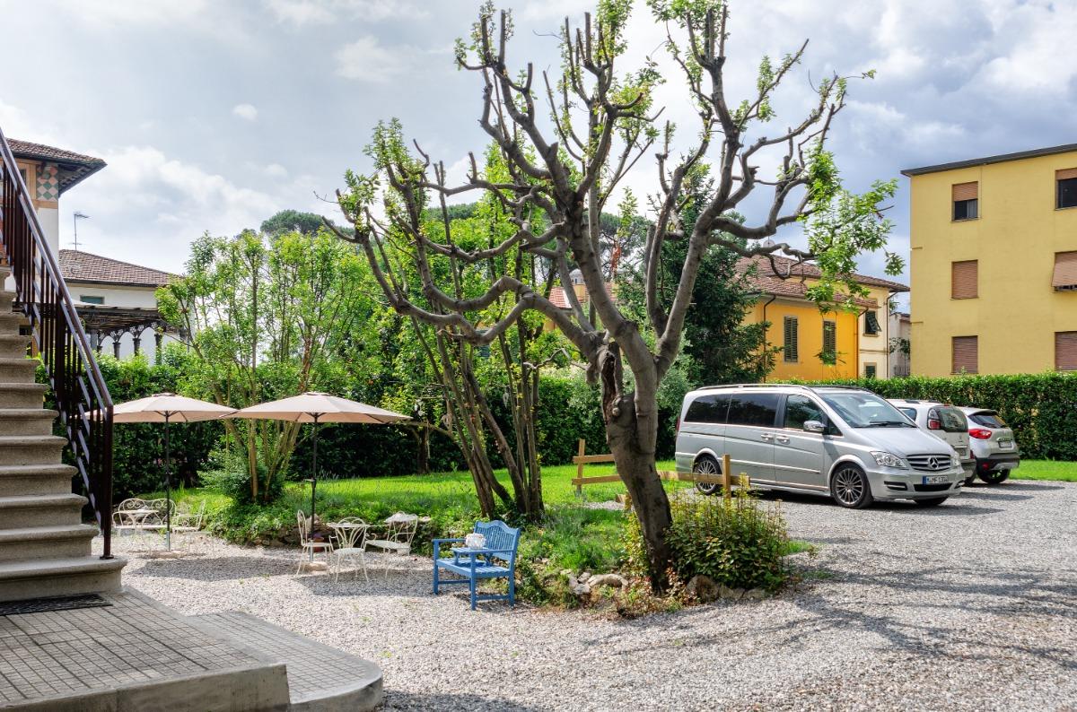 garden and private parking