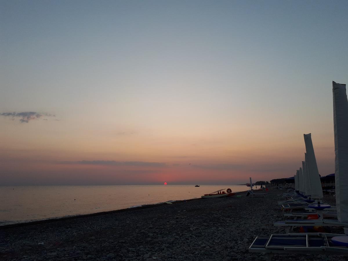 Alba sul mare davanti casa