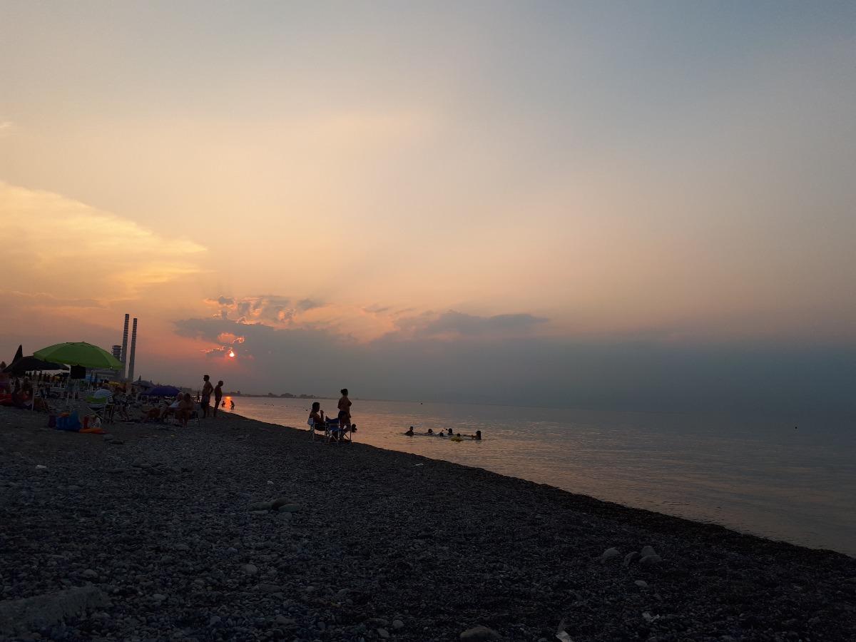 Tramonto sul mare davanti casa