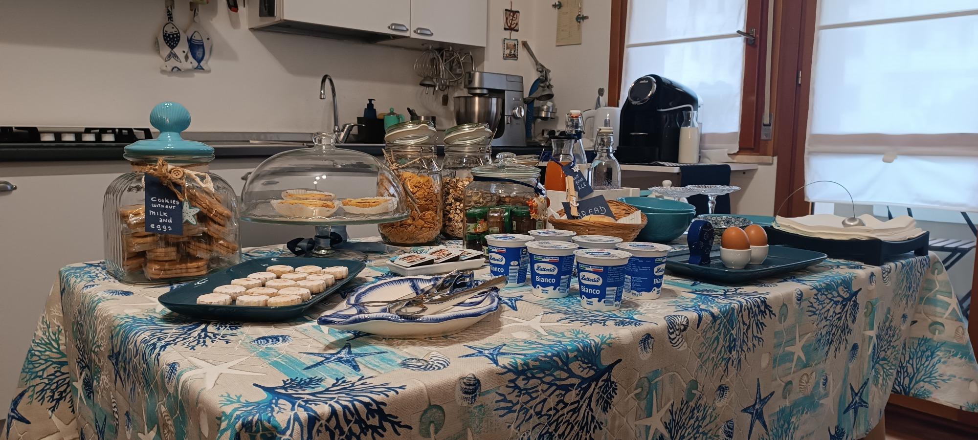 Der Tisch ist für das Frühstück bereit.