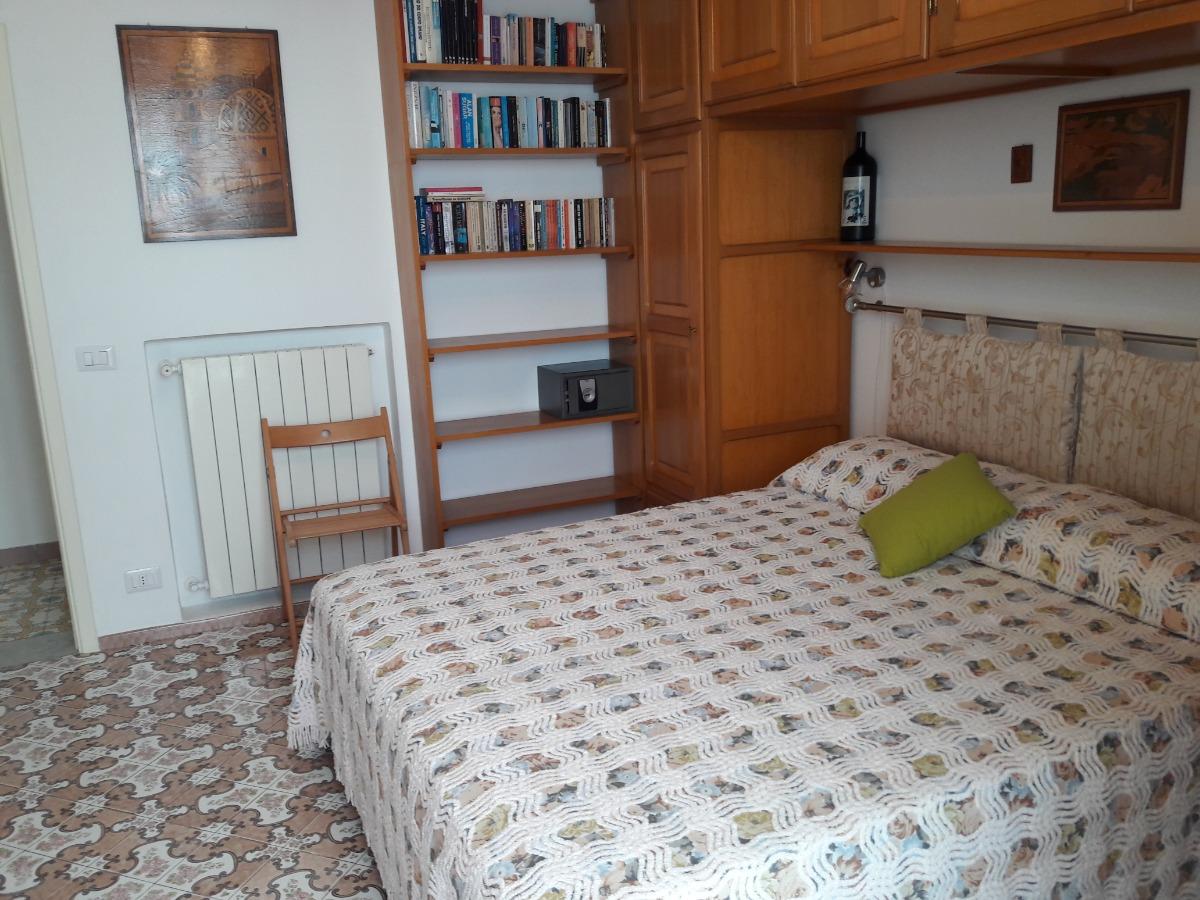 camera da letto con uscita verso il terrazzo