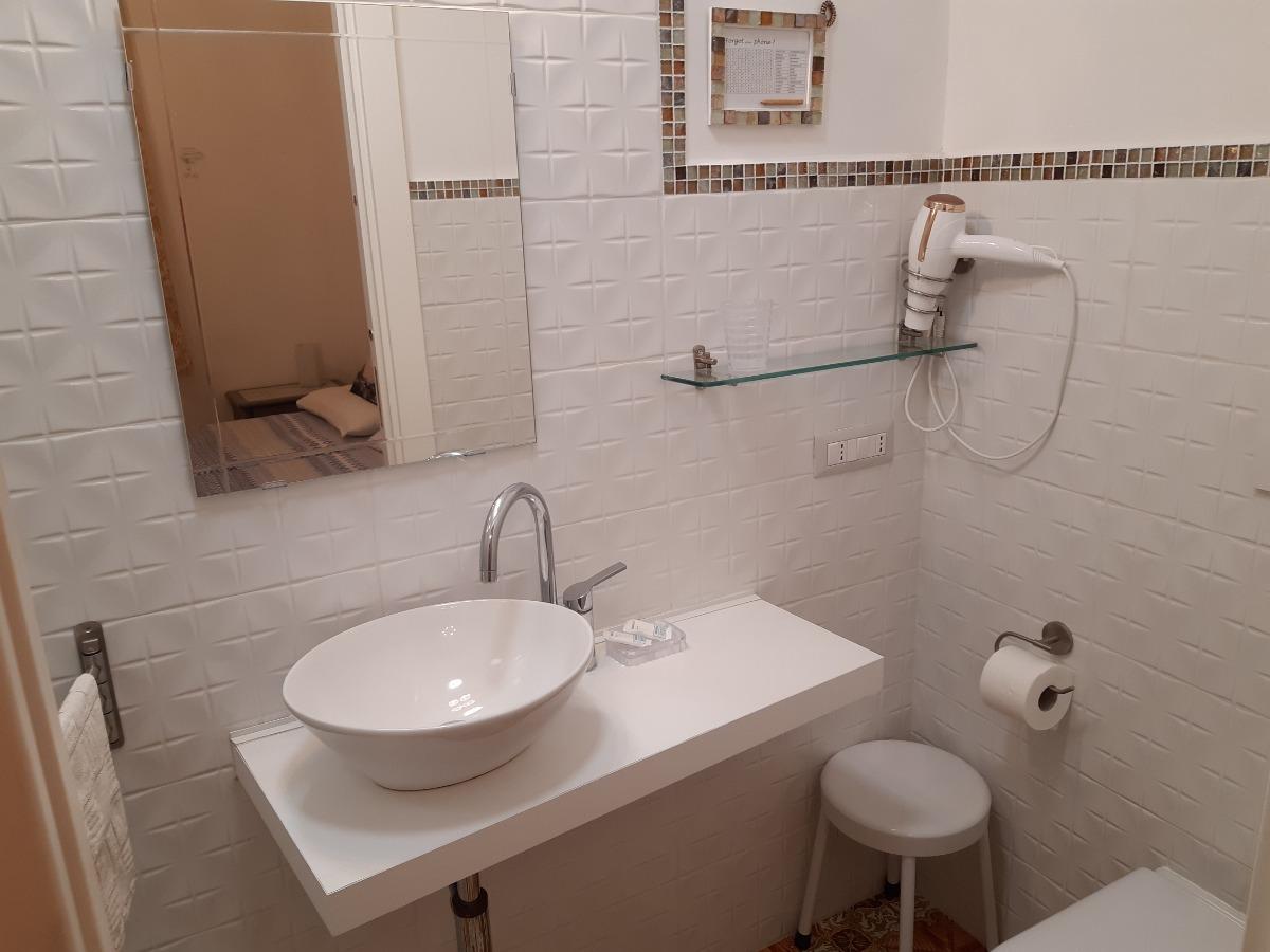 bagno con WC e doccia