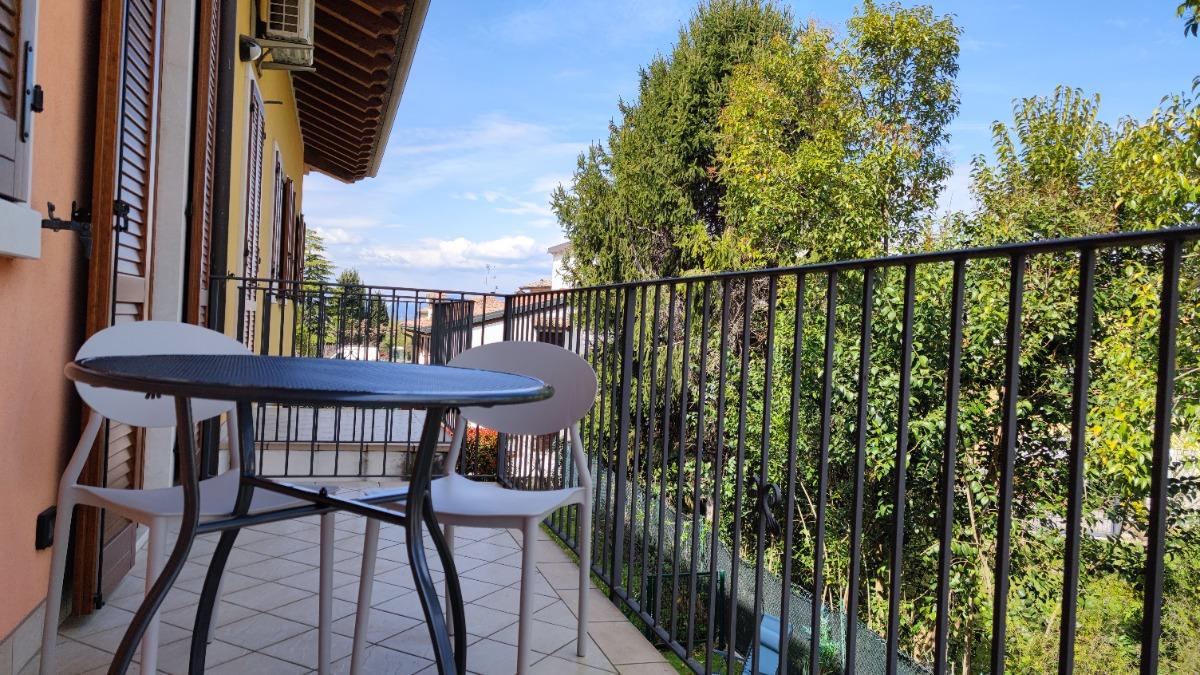 Balcone con tavolo per pranzi e cene al fresco del Lago