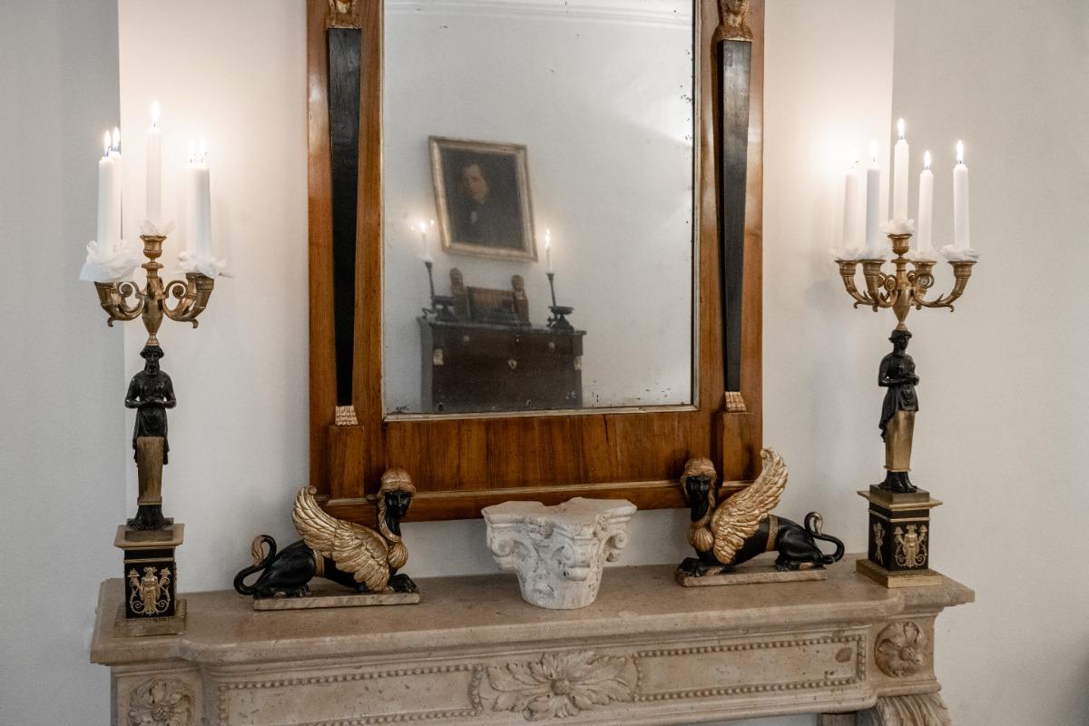 Salotto grande: particolare del camino