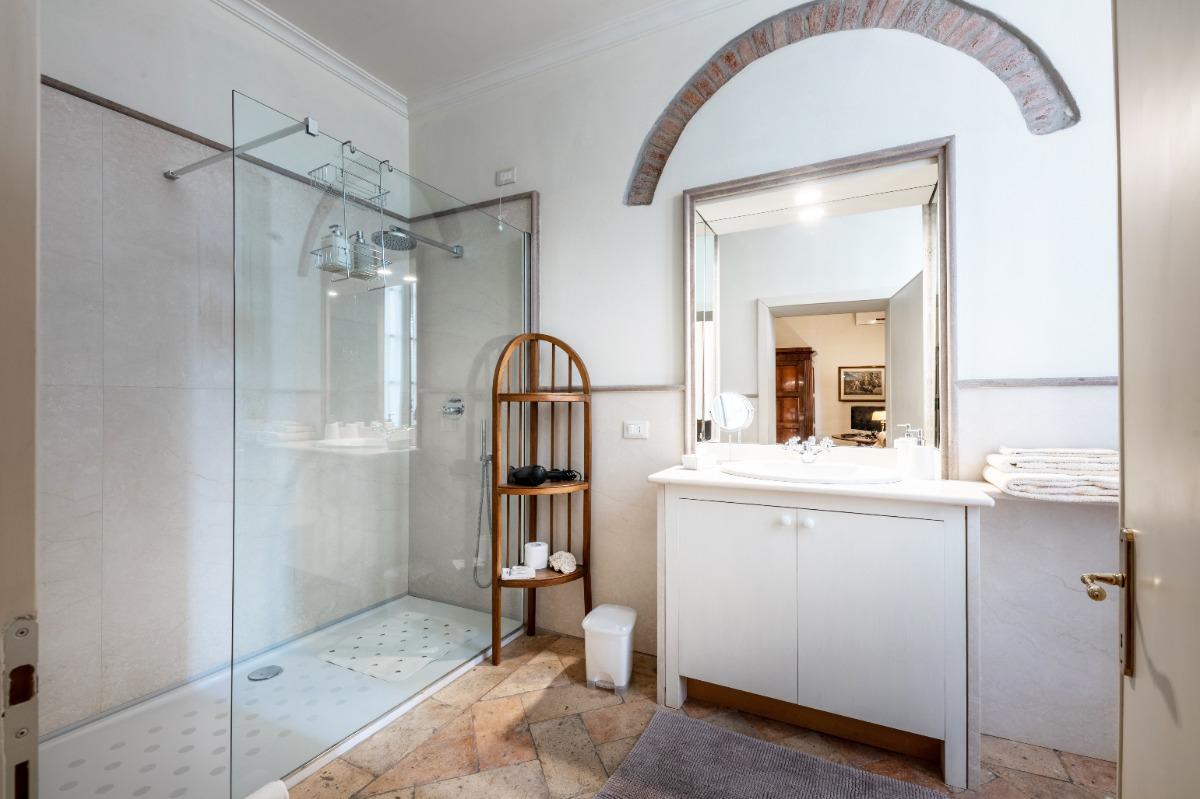 Delta room: Bathroom