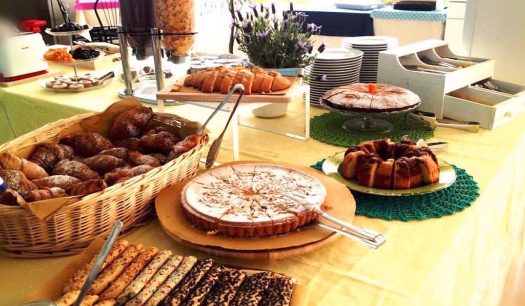 La colazione di HOTEL LUX B&B