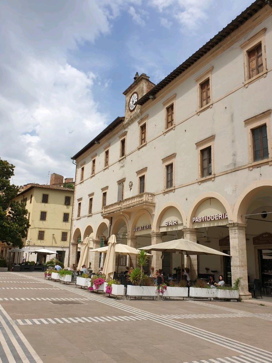 We do not serve breakfast. We suggest Caffé Garibaldi in Piazza Arnolfo