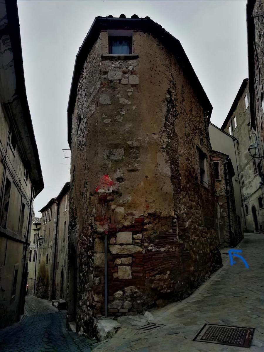 Il nostro palazzetto, la casetta si trova piano terra ingresso a destra
