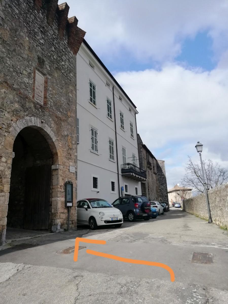 Ingresso nel borgo a 100 mt dall'apparrtamento