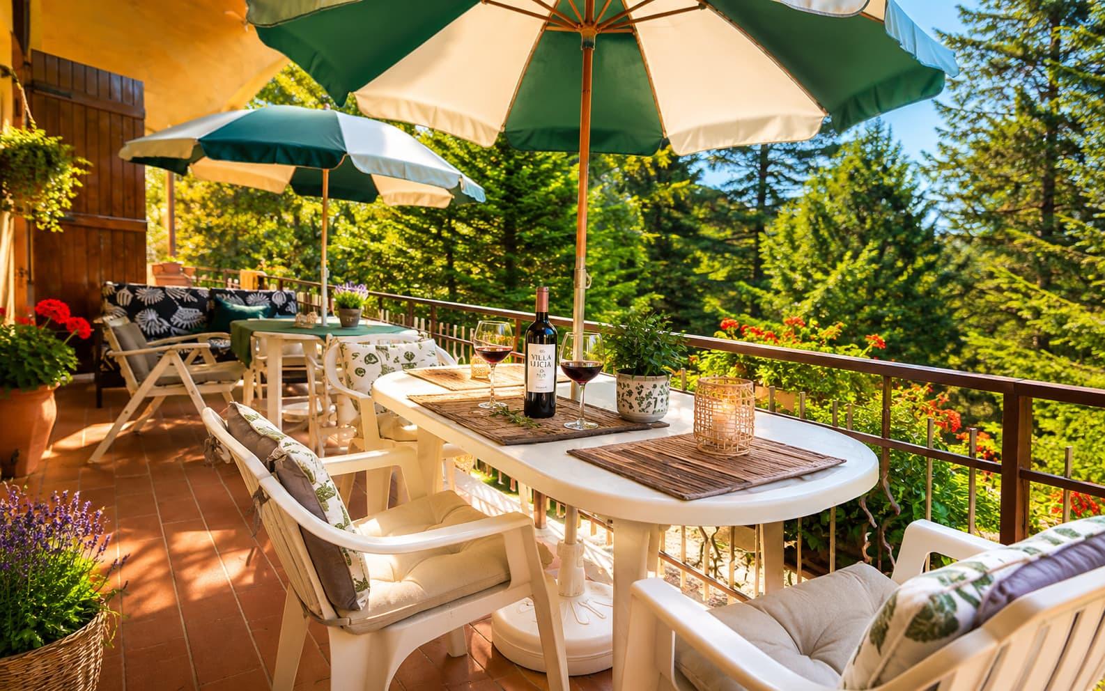 Terrazza di Villa Licia immersa nel verde, ideale per colazione e relax.