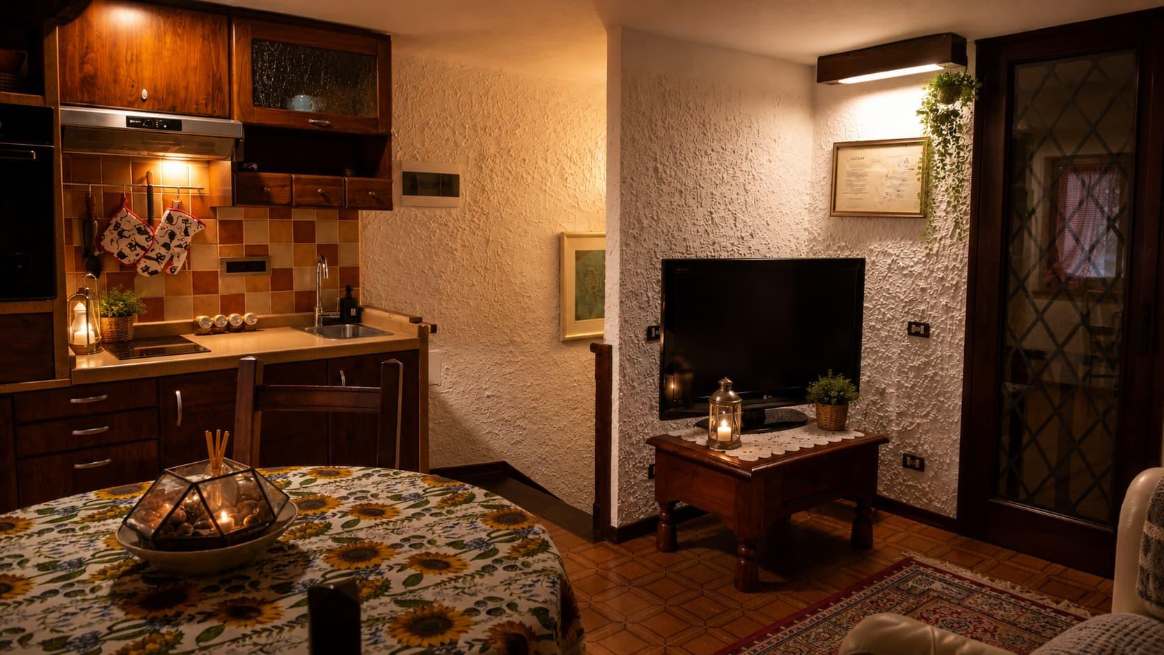Soggiorno di Villa Licia in atmosfera serale, caldo e accogliente.