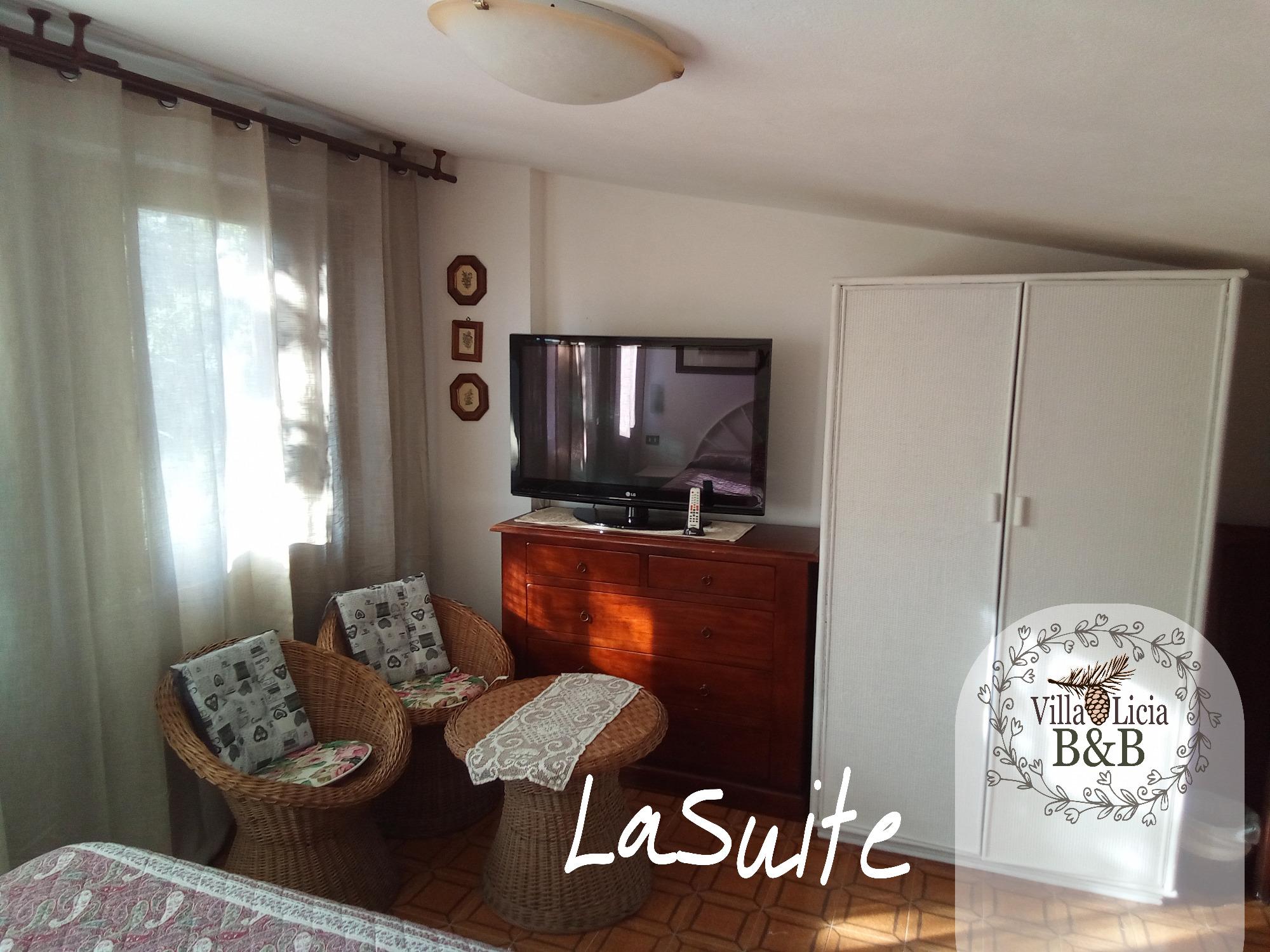 La Suite di Villa Licia con zona relax e spazi confortevoli.