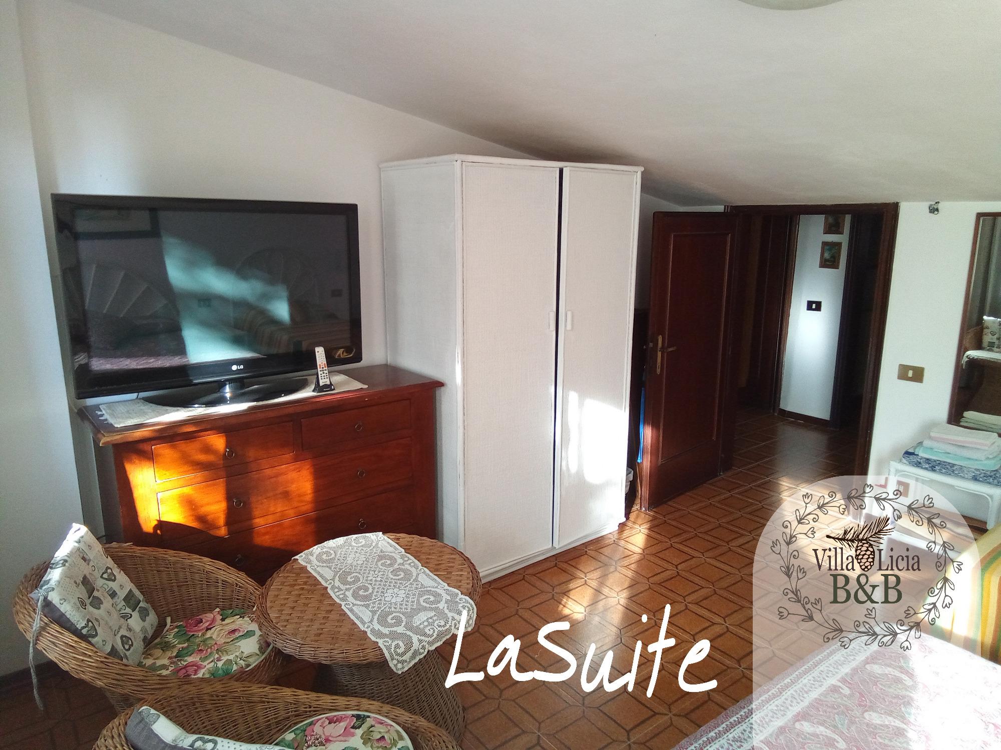 La Suite di Villa Licia con zona soggiorno e ambiente accogliente.