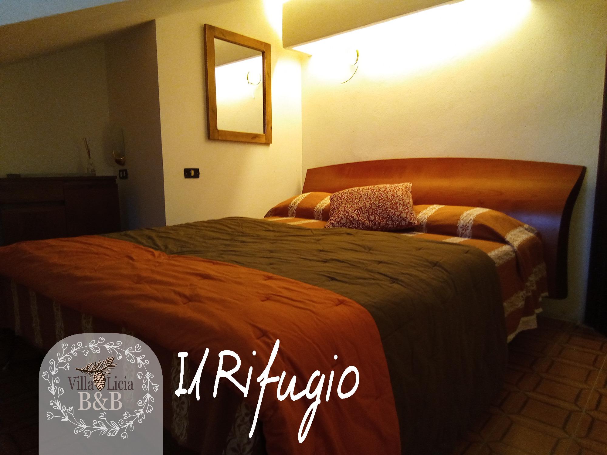 Letto matrimoniale della camera Rifugio, caldo e confortevole.