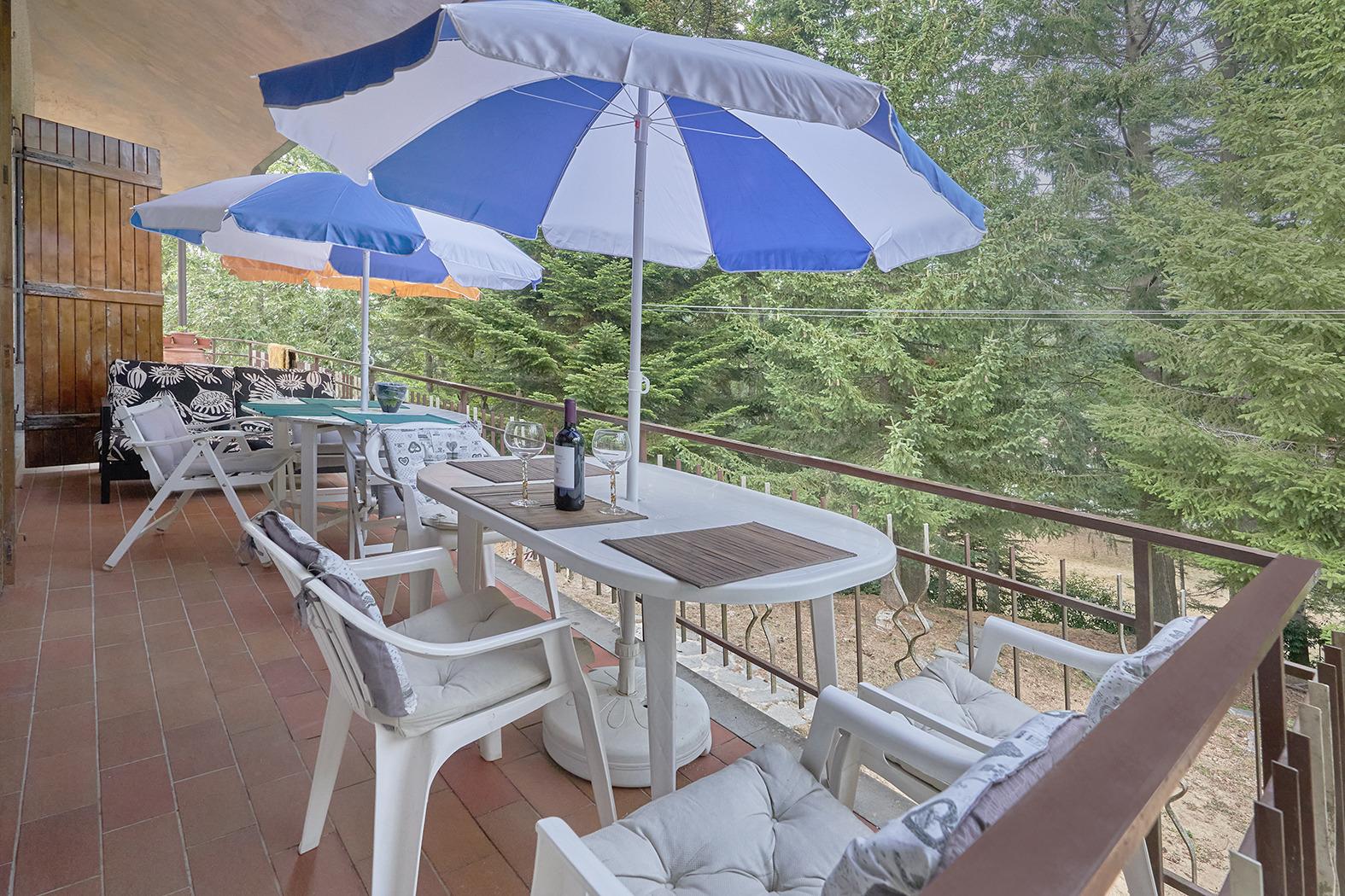 Terrazza panoramica di Villa Licia, immersa nel verde delle Pizzorne.