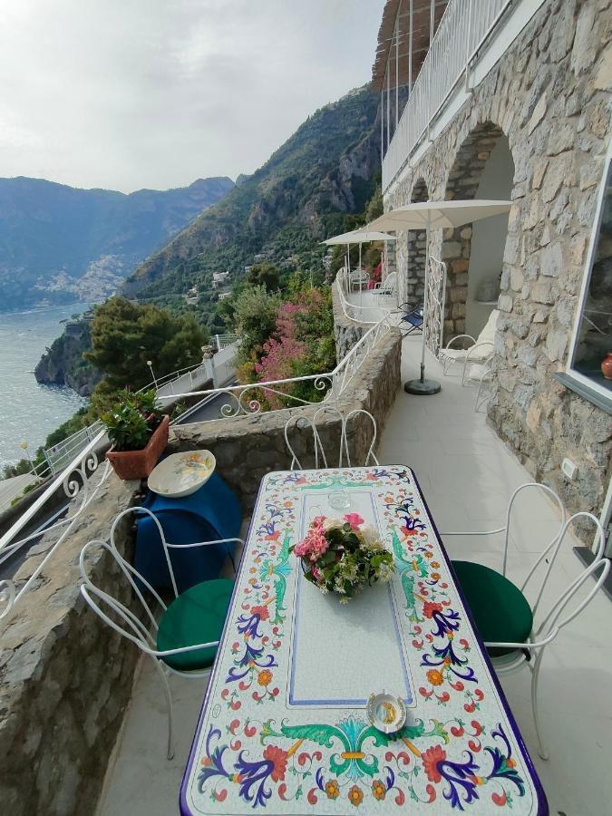 Terrazza con tavolo per mangiare fuori