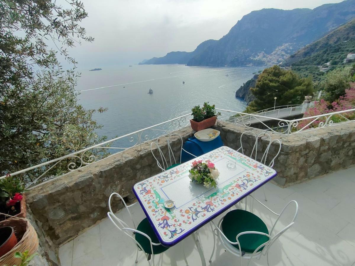 Terrazza con tavolo e vista incredibile per mangiare fuori