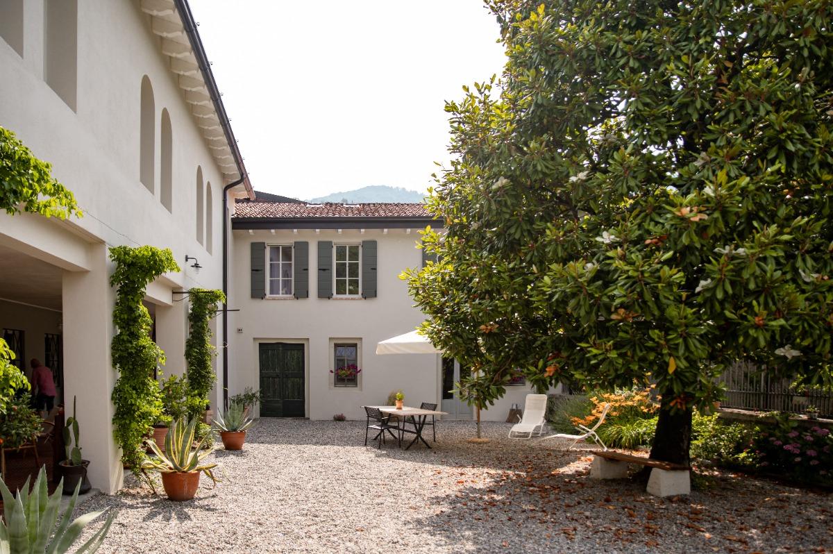 The Corte Martinola b&b develops around an exclusive courtyard typical of the ancient residences of Franciacorta