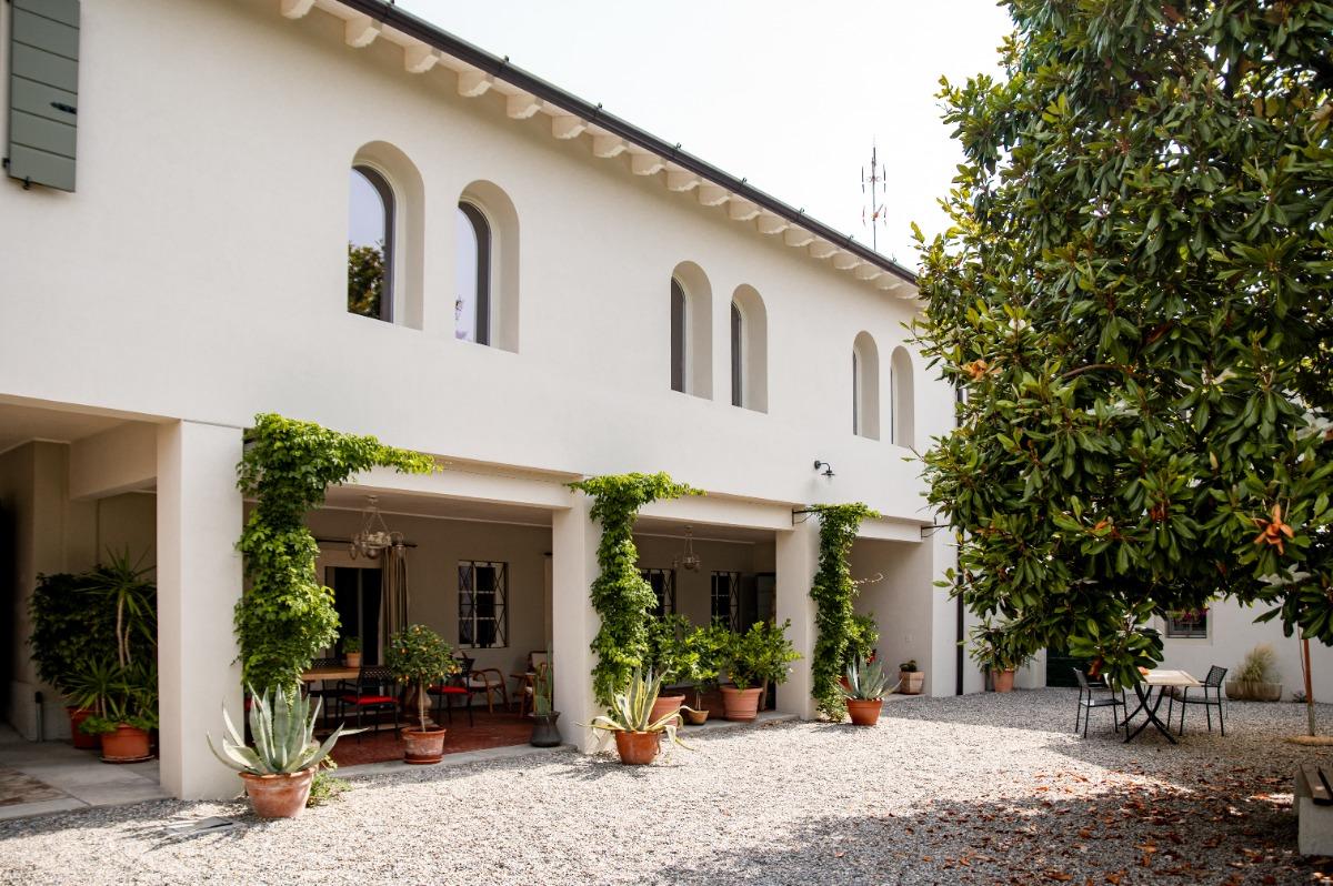 L'originale finestra a monofore della zona B&B