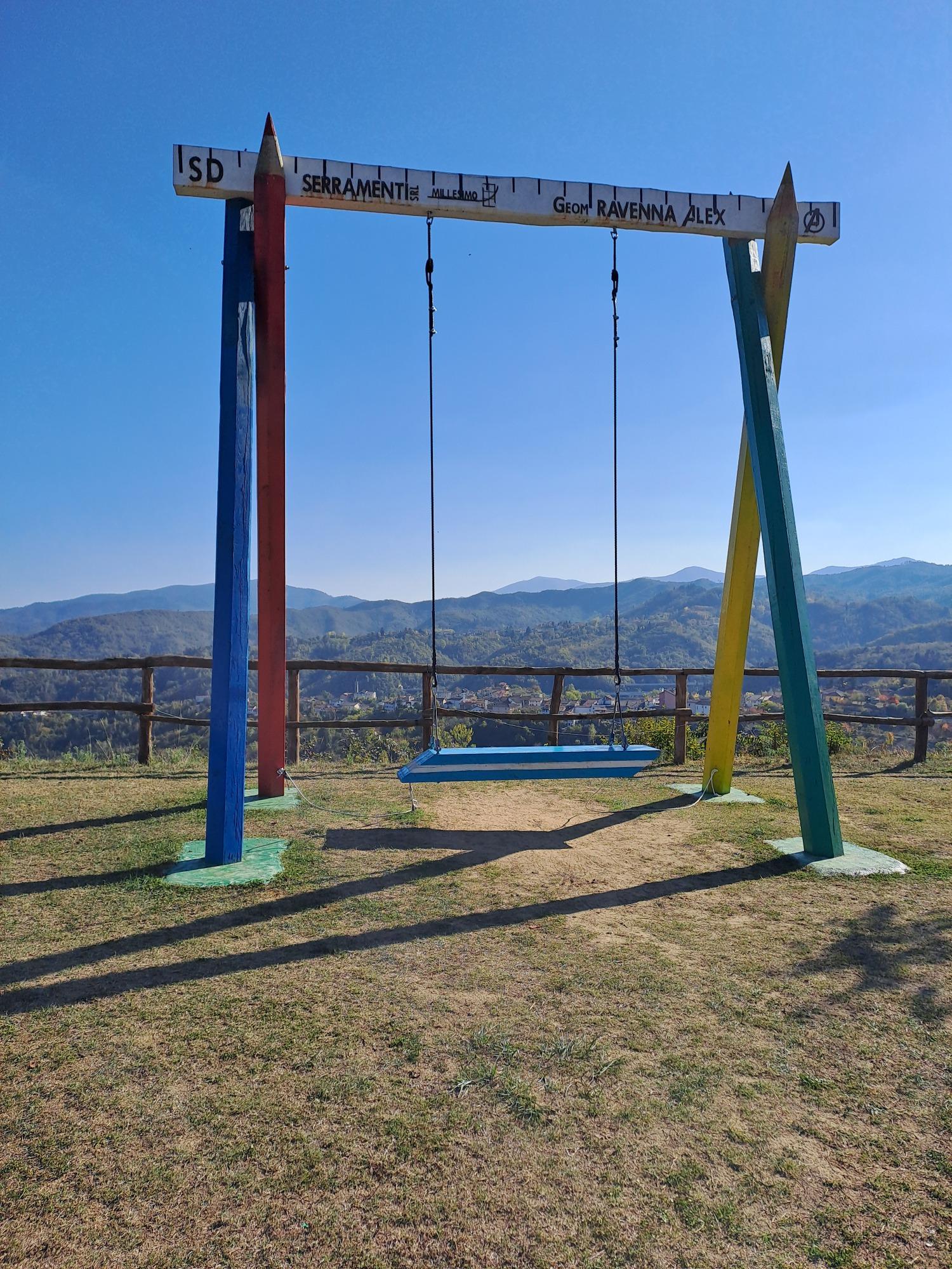 l' alatalena gigante a 15 min da noi...in 2 ore max raggiungibile anche a piedi! Roccavignale