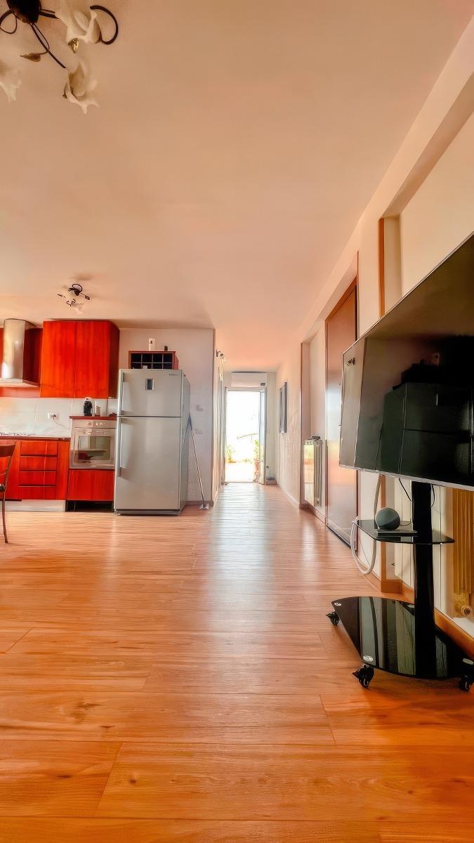 Soggiorno con tv e tavolo da pranzo