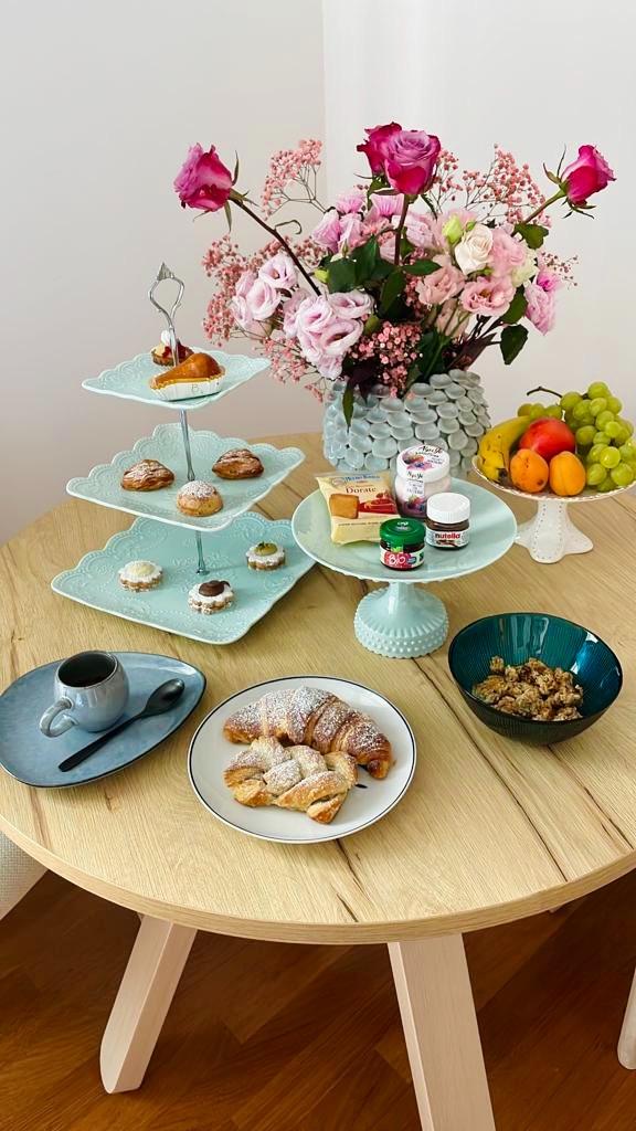 La colazione di MARELUNA ROOMS