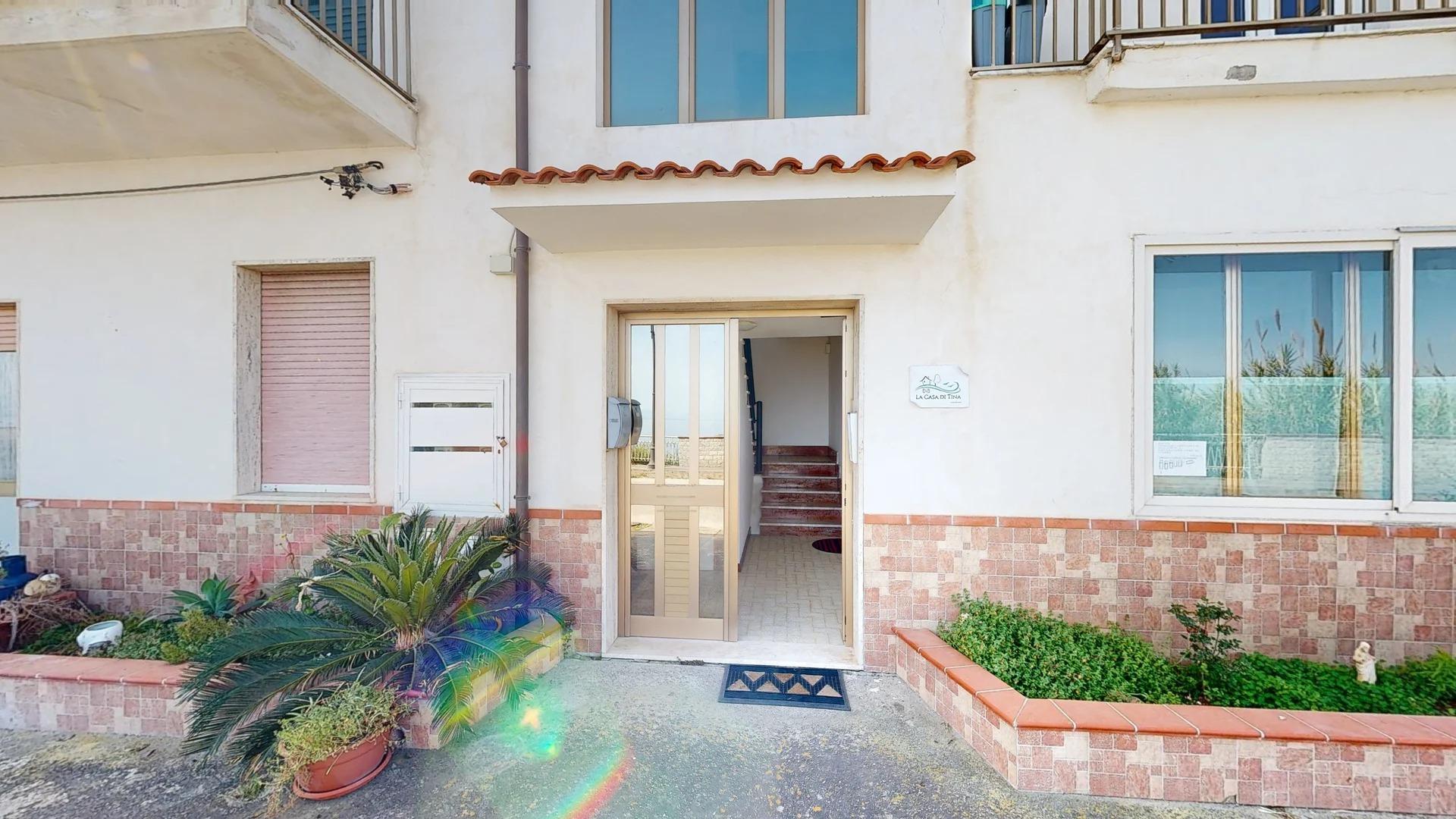 La Casa di Tina si affaccia su una piccola baia rocciosa dai colori incommensurabili