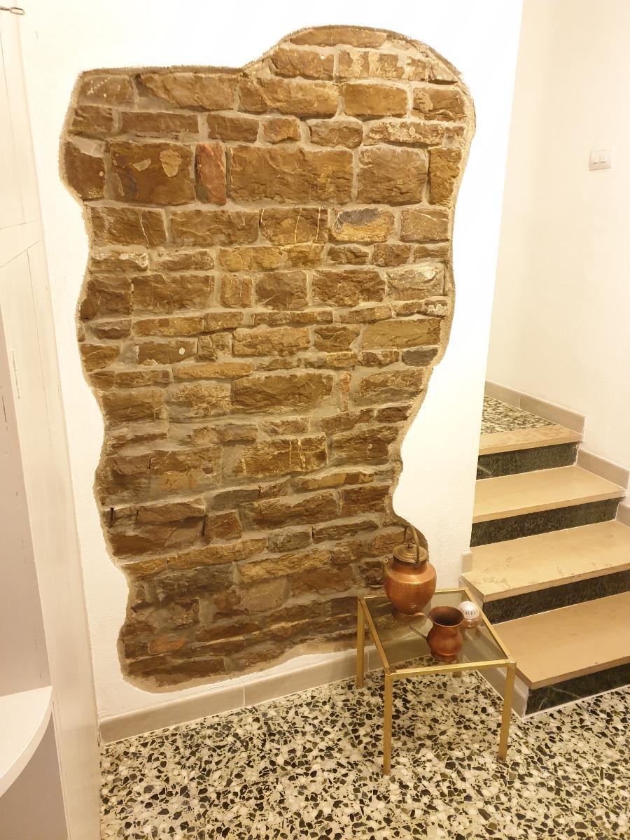 Ingresso: particolare delle pietre