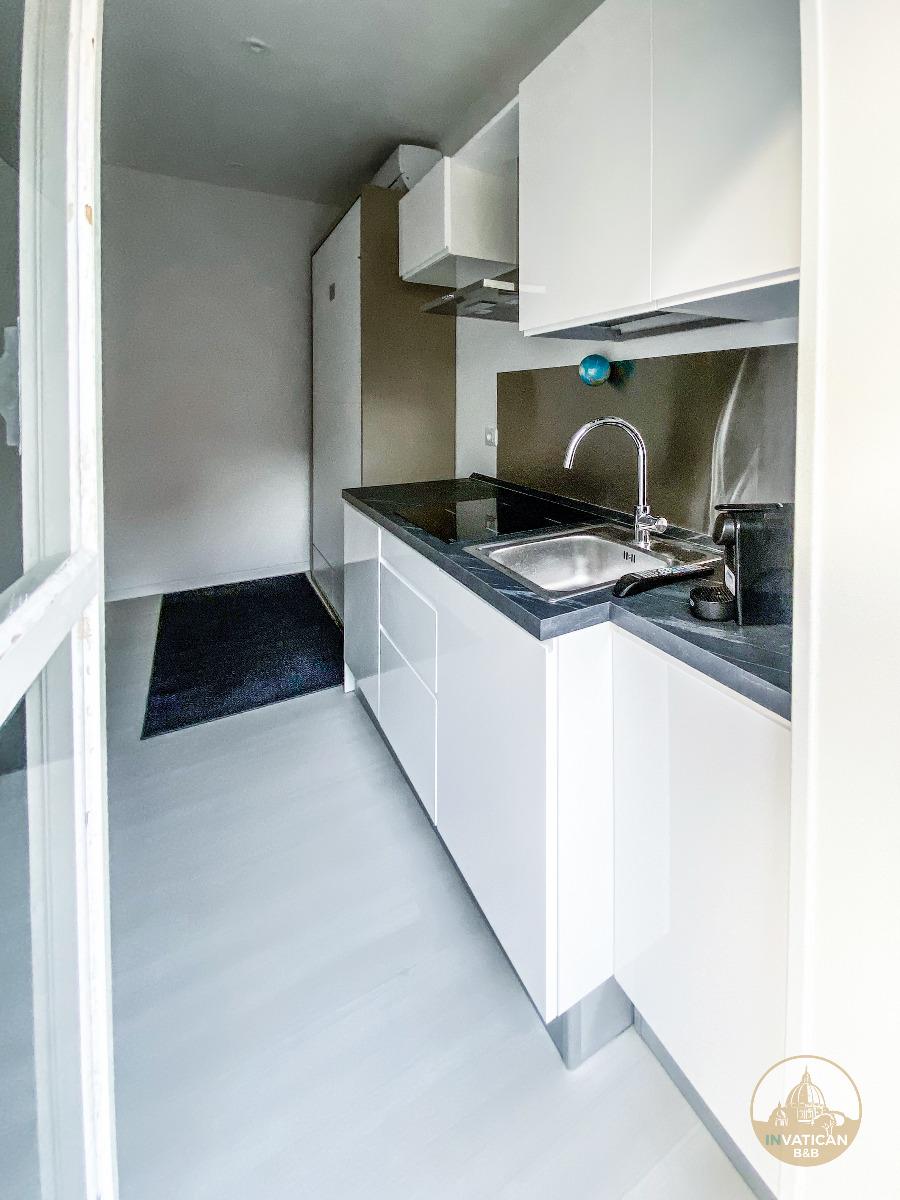 Cucina con lavello e piano cottura B&B inVatican