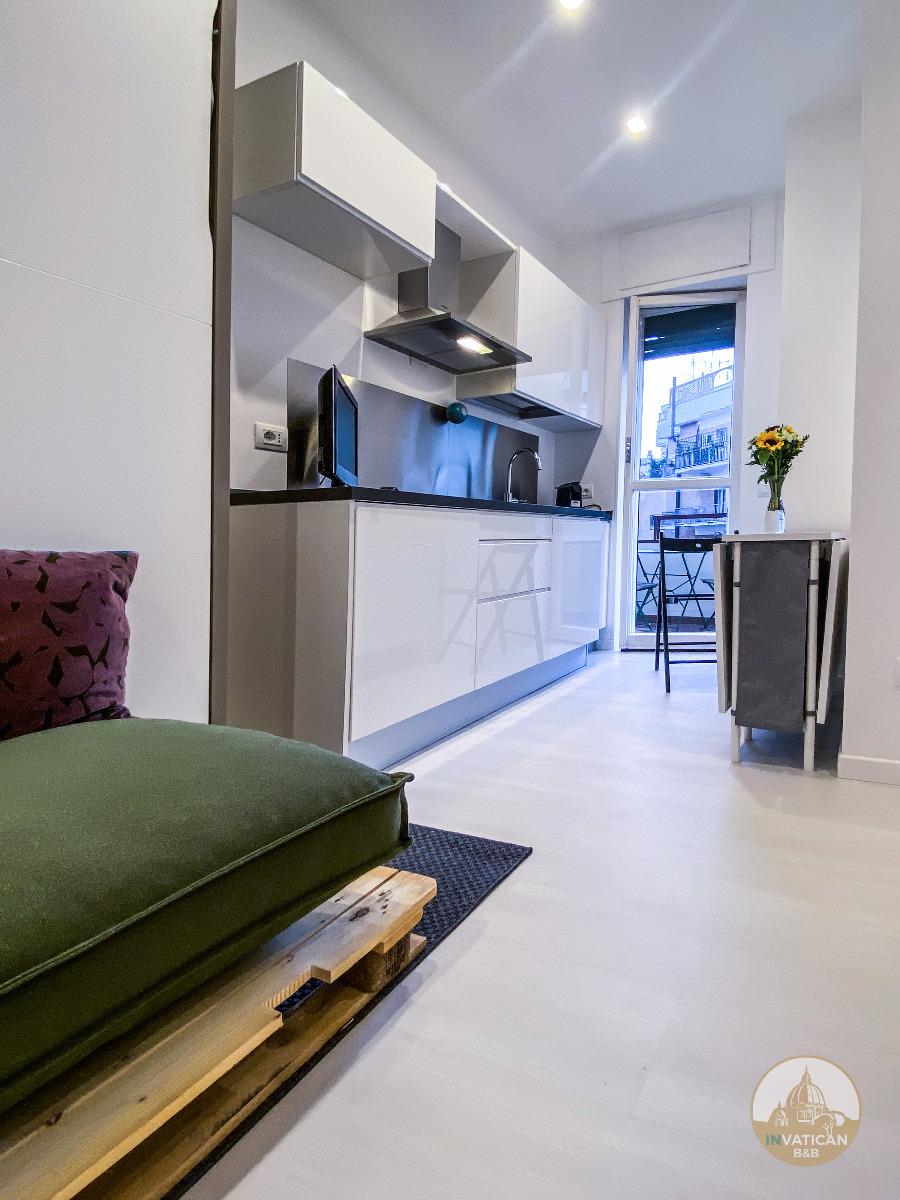 Divano con cucina ed uscita sul balcone B&B inVatican