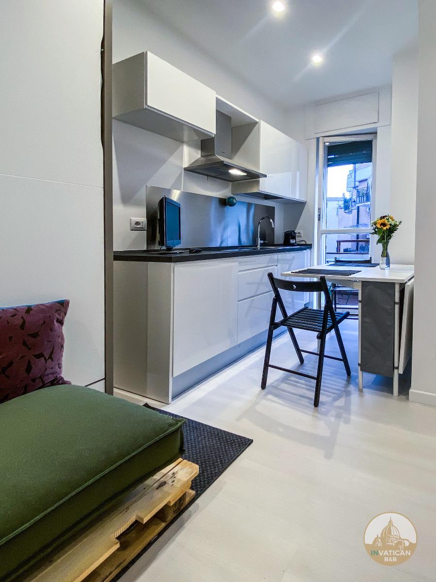 Cucina con tavolo e sedie B&B inVatican